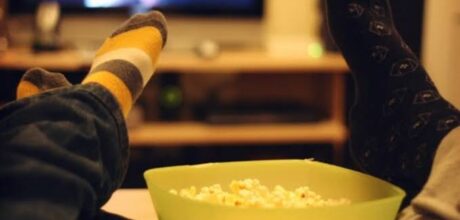 Como organizar uma sessão de filmes em casa com amigos ou familiares